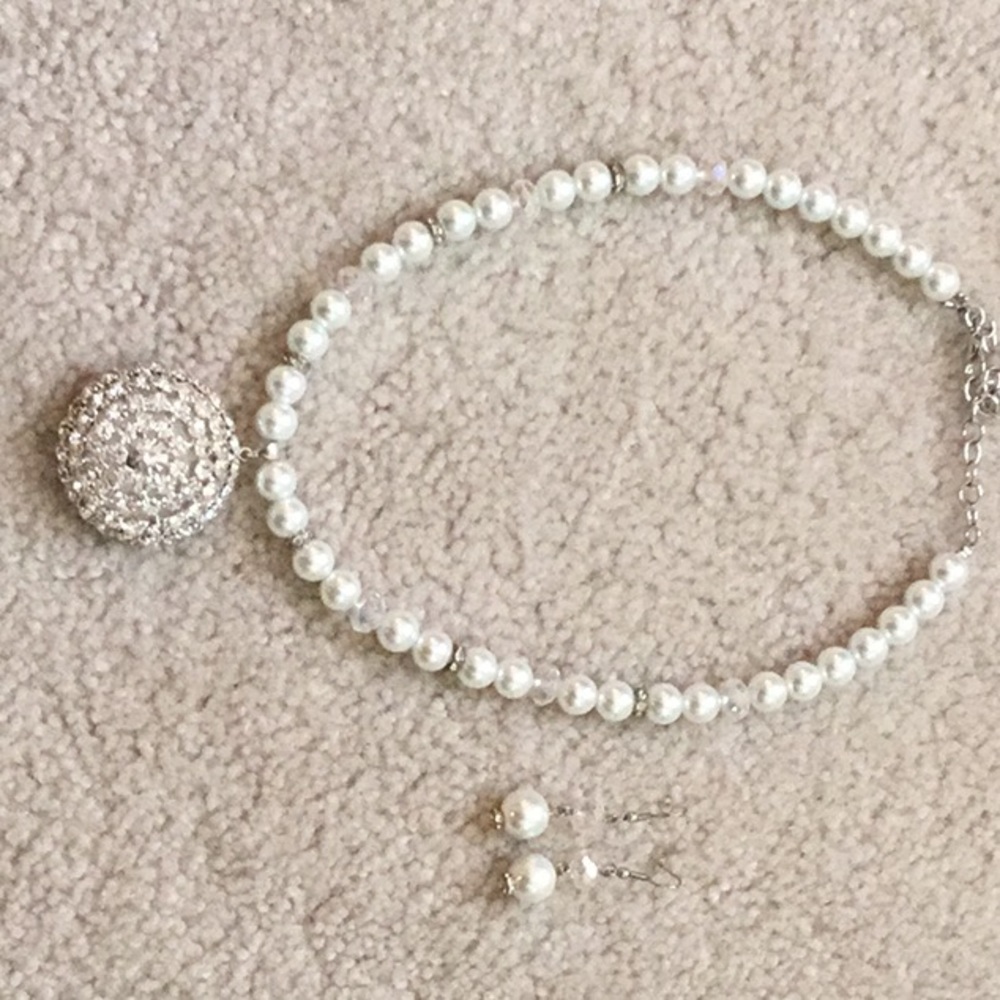 Pearl + rhinestone pendant necklace and earrings.